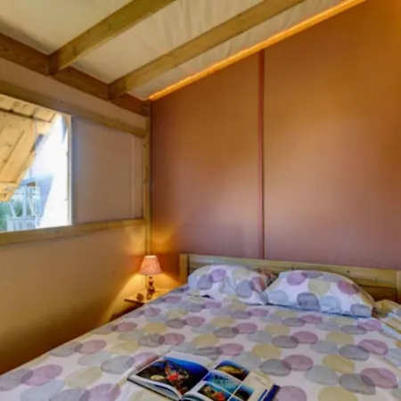 Tente En Toile Et Bois Avec Terrasse Pour 4 Personnes - Api-1-52-1471 Camping