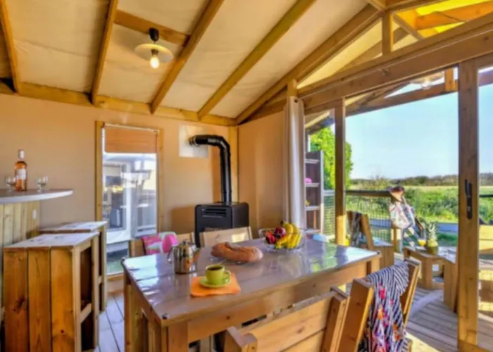 Tente En Toile Et Bois Avec Terrasse Pour 4 Personnes - Api-1-52-1471 * Sainte-Marie-du-Mont (Manche)