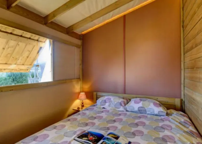 Tente En Toile Et Bois Avec Terrasse Pour 4 Personnes - Api-1-52-1471 Camping